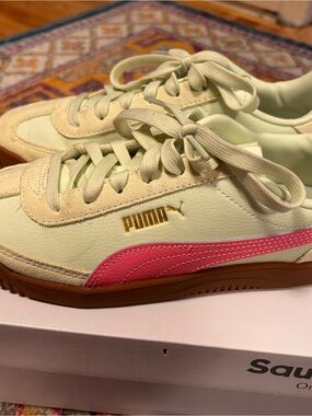 Puma Cream Low-Top Sneakers with Pink Accent and Gum Sole